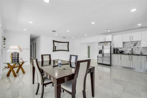 House in Miami Gardens, Florida 4 bedrooms, 188.78 sq.m. № 1974425 - photo 9