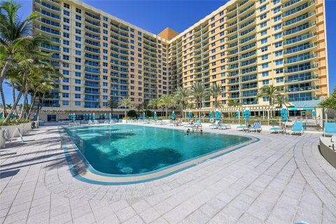 Condominio en alquiler en Hollywood, Florida, 1 dormitorio, 77.57 m2 № 2081391 - foto 24