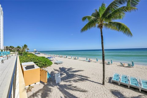 Condominio en alquiler en Hollywood, Florida, 1 dormitorio, 77.57 m2 № 2081391 - foto 25