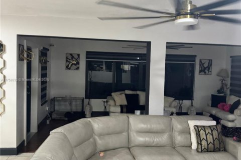 House in Miami Gardens, Florida 3 bedrooms, 162.3 sq.m. № 1883798 - photo 5