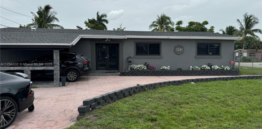 House in Miami Gardens, Florida 3 bedrooms, 162.3 sq.m. № 1883798