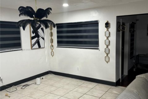 House in Miami Gardens, Florida 3 bedrooms, 162.3 sq.m. № 1883798 - photo 7
