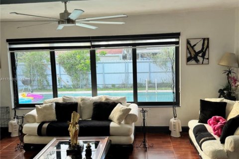 House in Miami Gardens, Florida 3 bedrooms, 162.3 sq.m. № 1883798 - photo 8