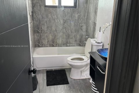 House in Miami Gardens, Florida 3 bedrooms, 162.3 sq.m. № 1883798 - photo 15