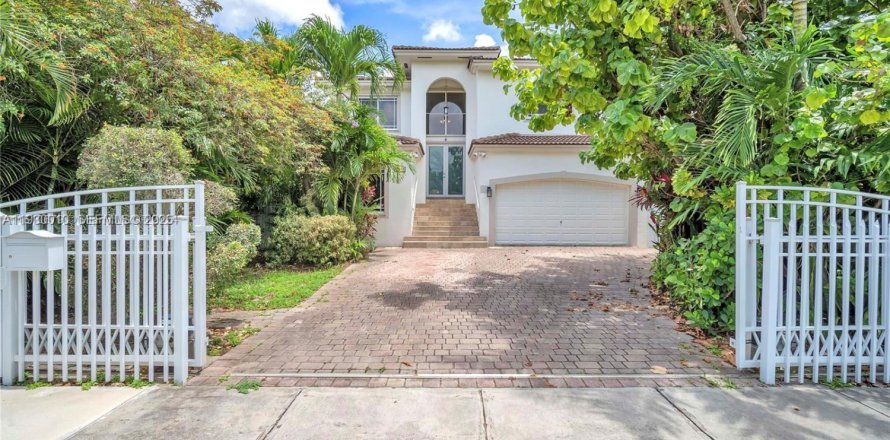 Дом в Майами, Флорида 5 спален, 277.41м2 № 1988634