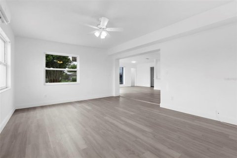Casa en venta en Port Charlotte, Florida, 4 dormitorios, 175.4 m2 № 1900877 - foto 11