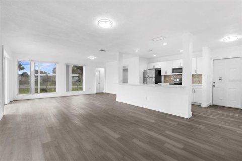 Casa en venta en Port Charlotte, Florida, 4 dormitorios, 175.4 m2 № 1900877 - foto 7