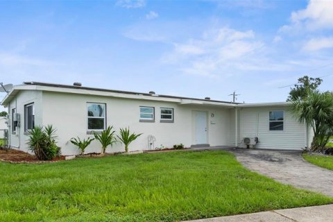 Casa en venta en Port Charlotte, Florida, 4 dormitorios, 175.4 m2 № 1900877 - foto 1