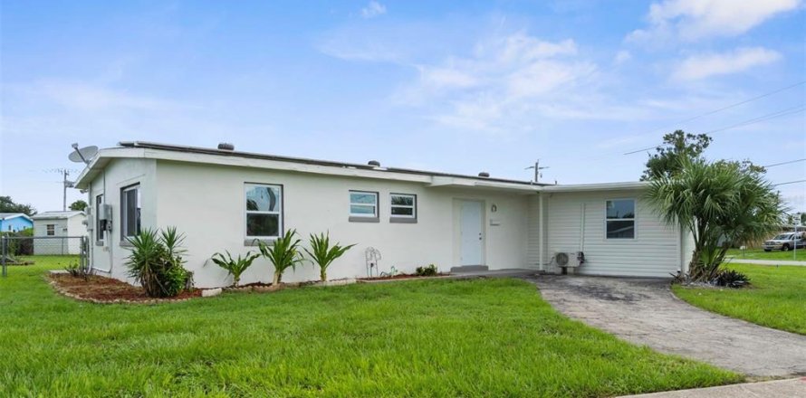 Casa en Port Charlotte, Florida 4 dormitorios, 175.4 m2 № 1900877
