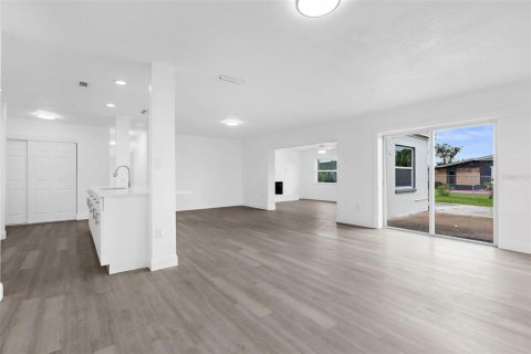 Casa en venta en Port Charlotte, Florida, 4 dormitorios, 175.4 m2 № 1900877 - foto 9