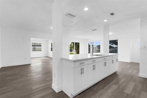 Casa en venta en Port Charlotte, Florida, 4 dormitorios, 175.4 m2 № 1900877 - foto 4