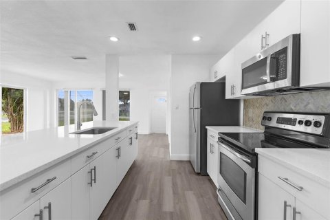 Casa en venta en Port Charlotte, Florida, 4 dormitorios, 175.4 m2 № 1900877 - foto 5
