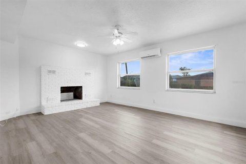 Casa en venta en Port Charlotte, Florida, 4 dormitorios, 175.4 m2 № 1900877 - foto 13