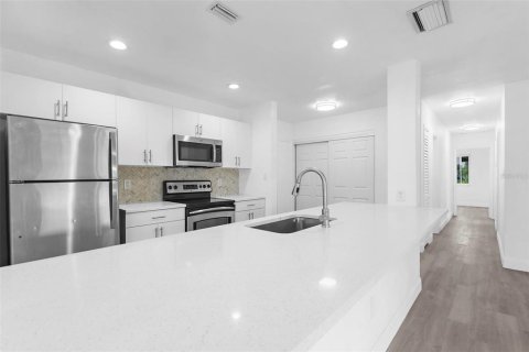 Casa en venta en Port Charlotte, Florida, 4 dormitorios, 175.4 m2 № 1900877 - foto 6