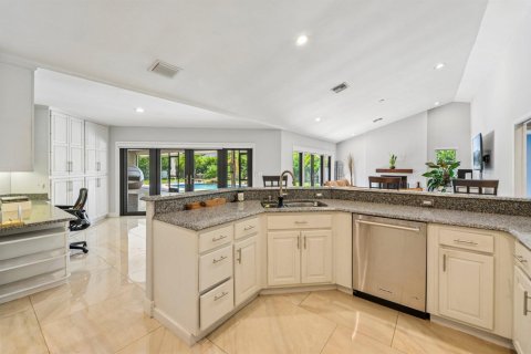 House in Boca Raton, Florida 4 bedrooms, 329.9 sq.m. № 2276105 - photo 11
