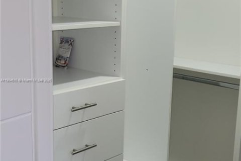 Снять в аренду таунхаус в Флорида-Сити, Флорида 3 спальни, 140.84м2, № 1955460 - фото 3