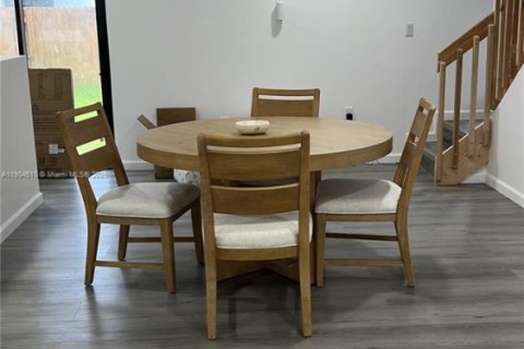 Снять в аренду таунхаус в Флорида-Сити, Флорида 3 спальни, 140.84м2, № 1955460 - фото 1