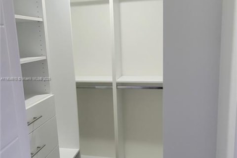 Снять в аренду таунхаус в Флорида-Сити, Флорида 3 спальни, 140.84м2, № 1955460 - фото 5