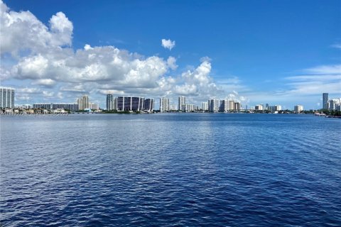 Condominio en alquiler en Sunny Isles Beach, Florida, 3 dormitorios, 204.38 m2 № 1925500 - foto 1