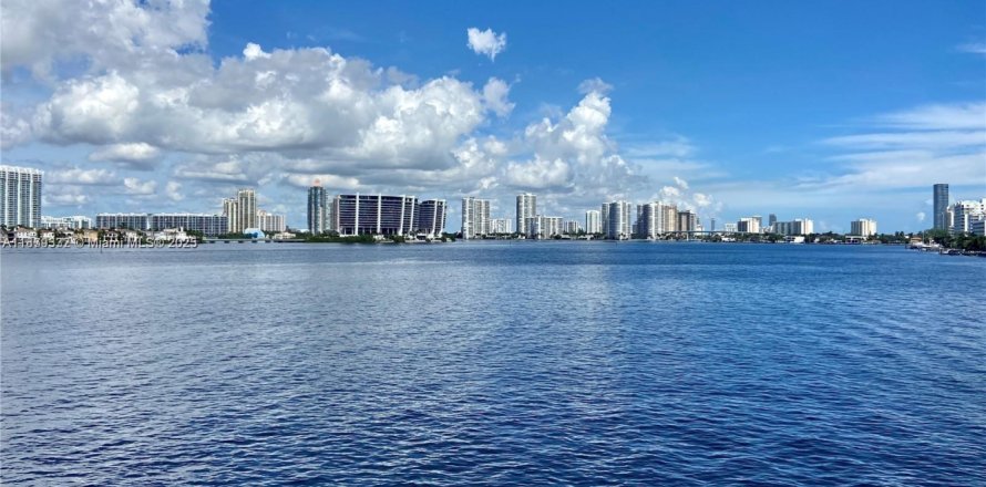 Condominio en Sunny Isles Beach, Florida, 3 dormitorios  № 1925500
