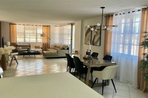Condominio en alquiler en Sunny Isles Beach, Florida, 3 dormitorios, 204.38 m2 № 1925500 - foto 2