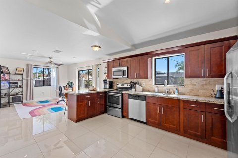 Villa ou maison à vendre à Miami, Floride: 3 chambres, 195.93 m2 № 1981308 - photo 12