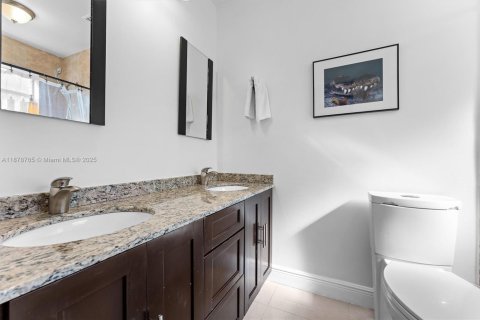 Villa ou maison à vendre à Miami, Floride: 3 chambres, 195.93 m2 № 1981308 - photo 17