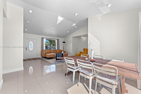 Villa ou maison à vendre à Miami, Floride: 3 chambres, 195.93 m2 № 1981308 - photo 9