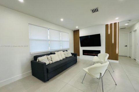Casa en venta en Pembroke Pines, Florida, 3 dormitorios, 83.33 m2 № 1861140 - foto 7