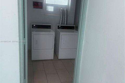 Condominio en venta en Hallandale Beach, Florida, 1 dormitorio, 77.11 m2 № 2028559 - foto 19