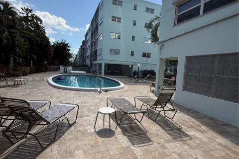 Condominio en venta en Hallandale Beach, Florida, 1 dormitorio, 77.11 m2 № 2028559 - foto 21