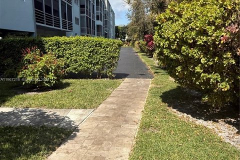 Condominio en venta en Hallandale Beach, Florida, 1 dormitorio, 77.11 m2 № 2028559 - foto 23