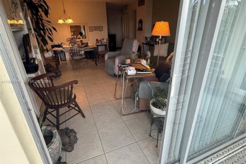 Condominio en venta en Hallandale Beach, Florida, 1 dormitorio, 77.11 m2 № 2028559 - foto 9