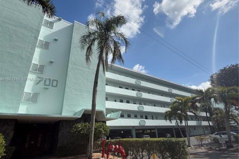 Condominio en venta en Hallandale Beach, Florida, 1 dormitorio, 77.11 m2 № 2028559 - foto 2