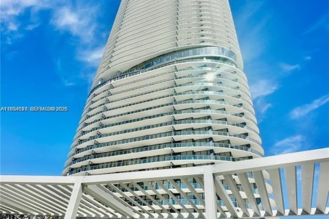 Condo in Miami Beach, Florida, 1 bedroom  № 2010148 - photo 2