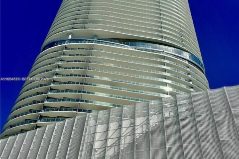 Condo in Miami Beach, Florida, 1 bedroom  № 2010148 - photo 16