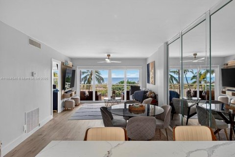 Condo in Pompano Beach, Florida, 2 bedrooms  № 1931081 - photo 1