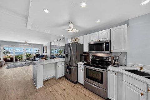 Condo in Pompano Beach, Florida, 2 bedrooms  № 1931081 - photo 7
