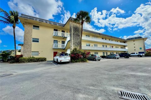 Condominio en venta en Lauderhill, Florida, 1 dormitorio, 63.17 m2 № 1975850 - foto 1