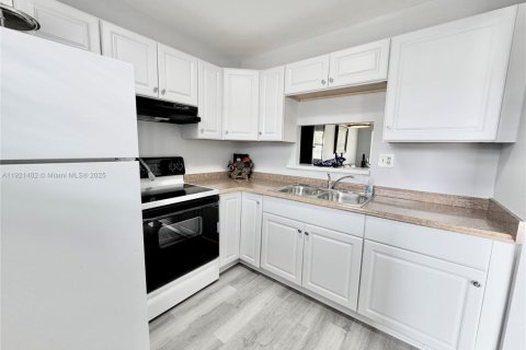 Condominio en venta en Lauderhill, Florida, 1 dormitorio, 63.17 m2 № 1975850 - foto 9