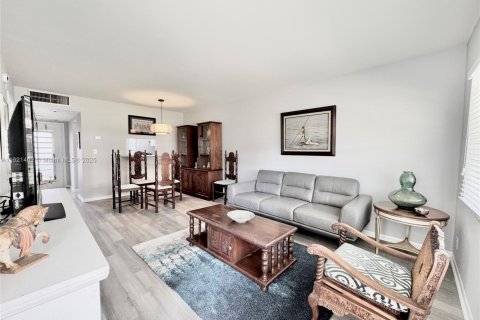 Condominio en venta en Lauderhill, Florida, 1 dormitorio, 63.17 m2 № 1975850 - foto 7