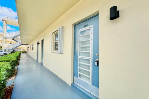 Condominio en venta en Lauderhill, Florida, 1 dormitorio, 63.17 m2 № 1975850 - foto 2