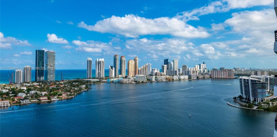 Кондоминиум с 2 спальнями в Авентура, Флорида № 2014167