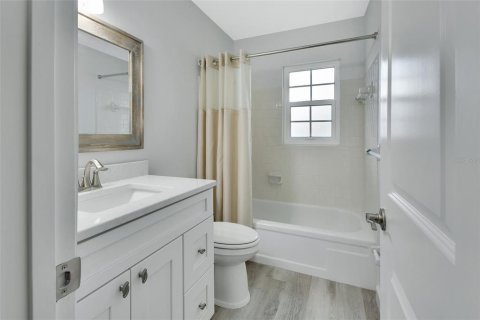 Condo in DeLand, Florida, 2 bedrooms  № 1027644 - photo 11