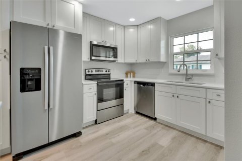 Condo in DeLand, Florida, 2 bedrooms  № 1027644 - photo 8