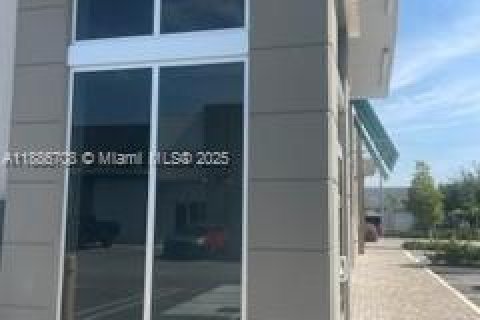 Propiedad comercial en venta en Miami, Florida № 1944002 - foto 3