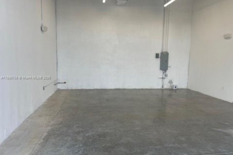 Propiedad comercial en venta en Miami, Florida № 1944002 - foto 8