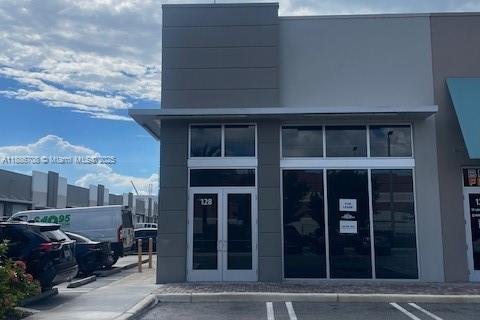 Propiedad comercial en venta en Miami, Florida № 1944002 - foto 1