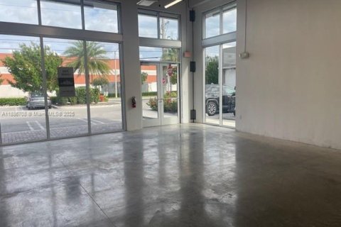 Propiedad comercial en venta en Miami, Florida № 1944002 - foto 9