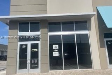 Propiedad comercial en venta en Miami, Florida № 1944002 - foto 4